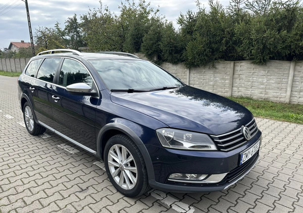 Volkswagen Passat cena 35500 przebieg: 253000, rok produkcji 2012 z Dębno małe 137